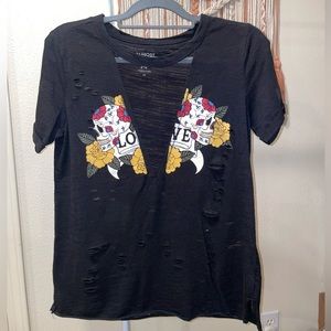 Black distressed skulls and roses Tshirt